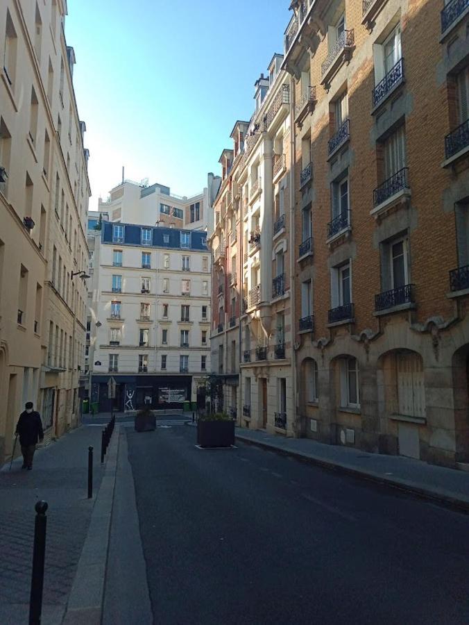 Апартаменты Petite Maison Avec Cour Dans Les Beaux Quartiers-Vous Faites Le Menage- Very Good Prices For T-H-E Location But You Have To Clea-N Th-E Flat Париж Экстерьер фото