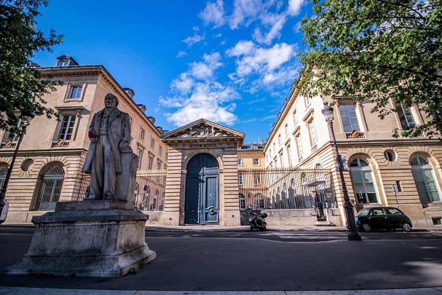 Апартаменты Petite Maison Avec Cour Dans Les Beaux Quartiers-Vous Faites Le Menage- Very Good Prices For T-H-E Location But You Have To Clea-N Th-E Flat Париж Экстерьер фото